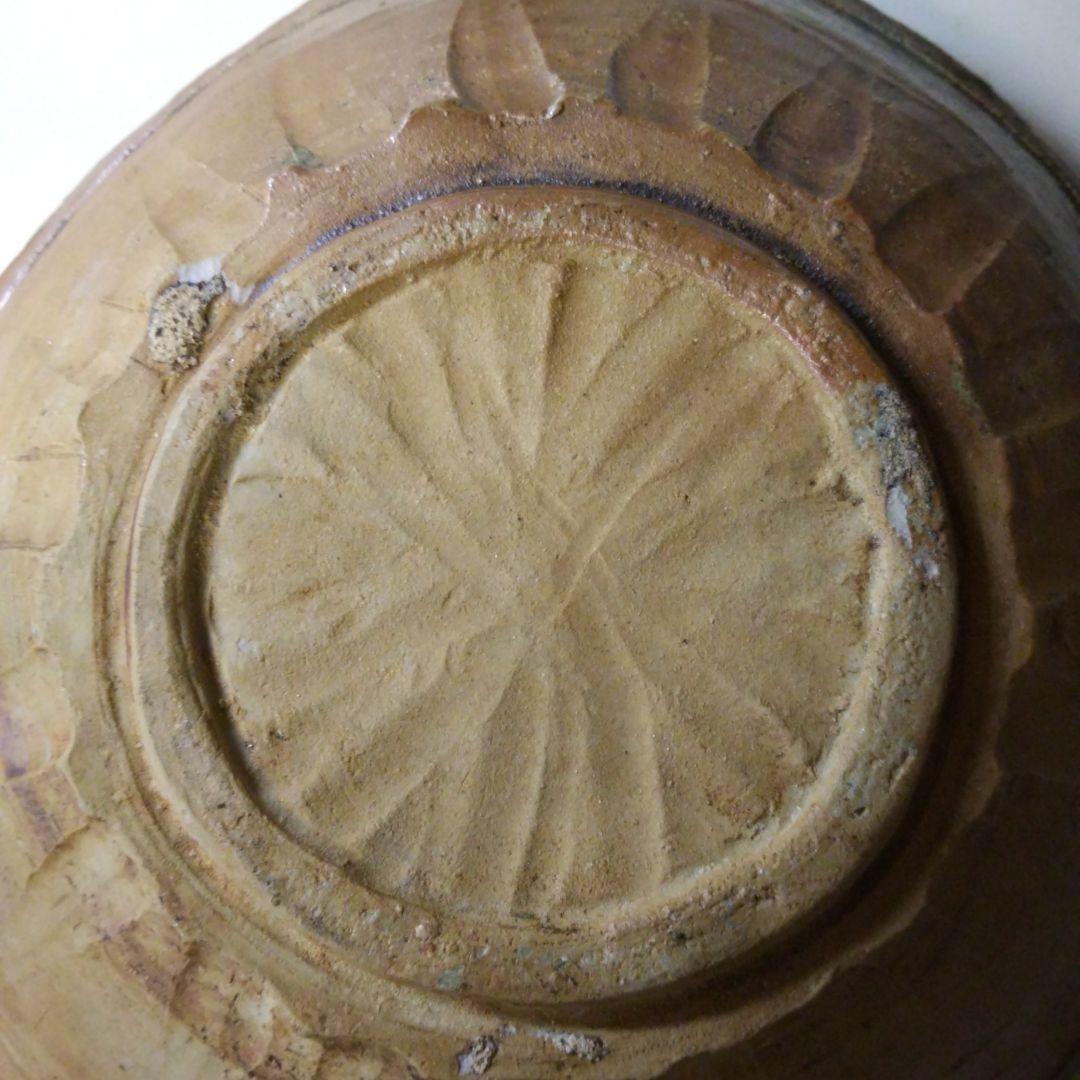 茶色と緑の波状エッジ皿