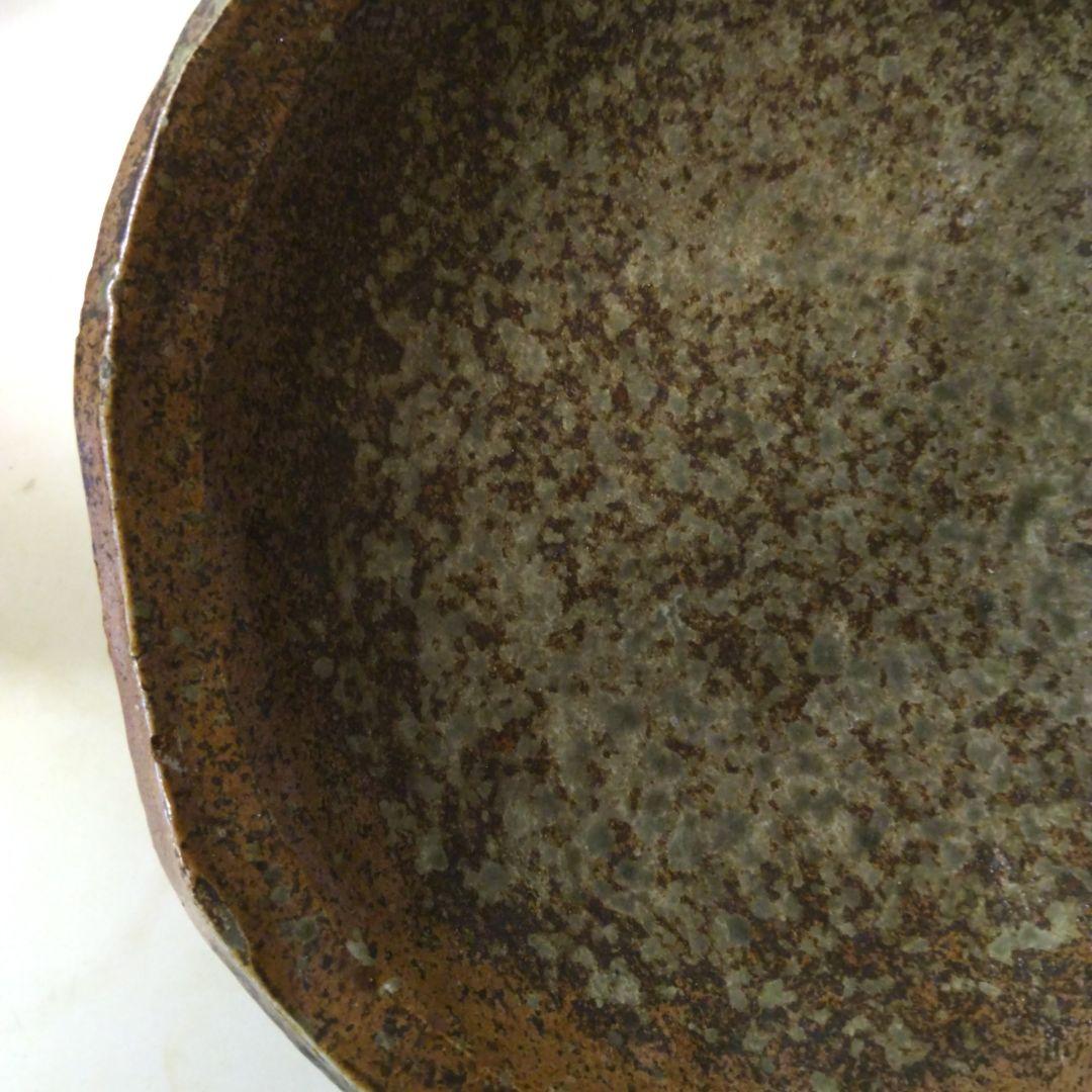 茶色と緑の波状エッジ皿