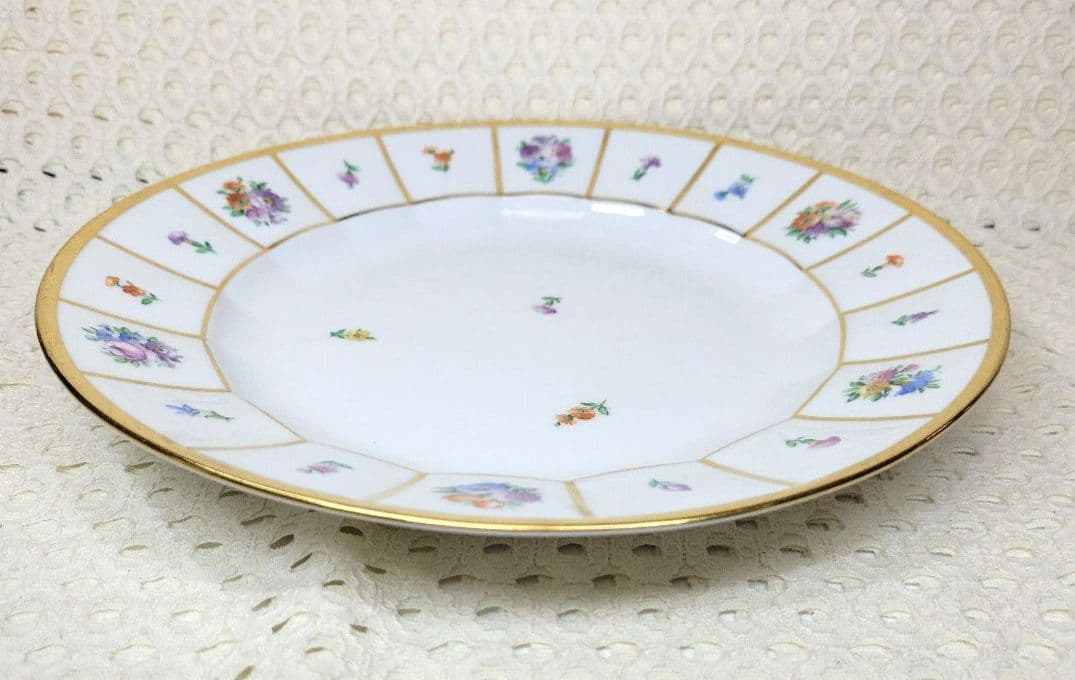 ロイヤルコペンハーゲン　ヘンリエッテ２６センチプレート１枚　です。