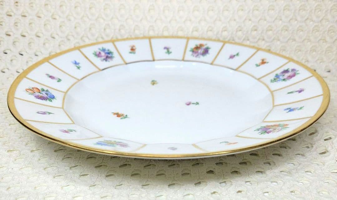 ロイヤルコペンハーゲン　ヘンリエッテ２６センチプレート１枚　です。