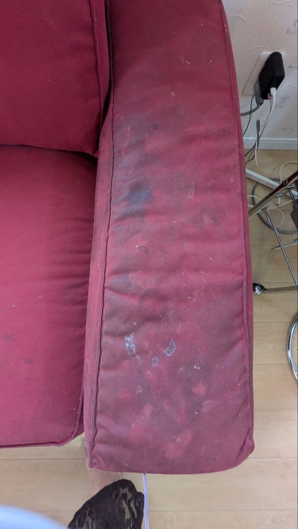 赤い3人掛けソファ