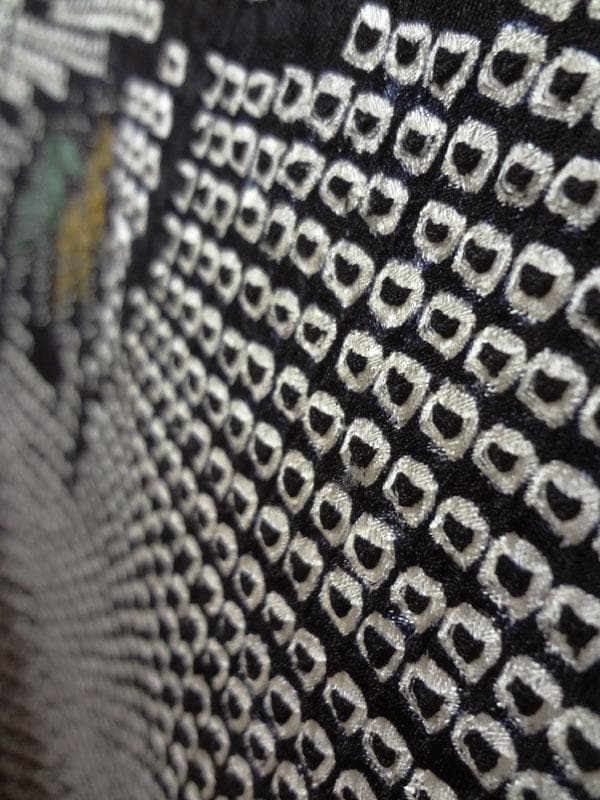 黒の総絞り　斜め格子に草花　付け下げ訪問着