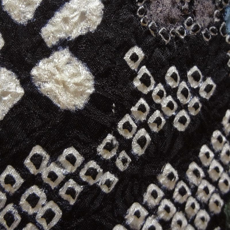 黒の総絞り　斜め格子に草花　付け下げ訪問着