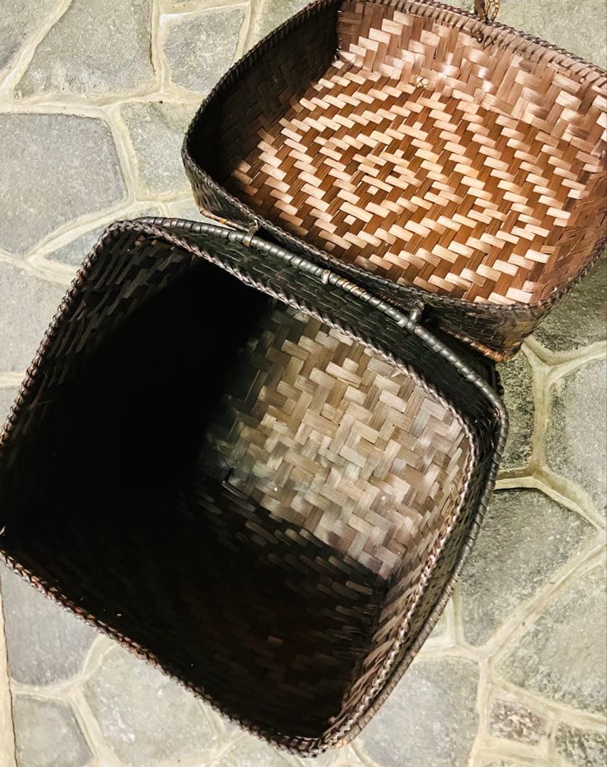 高級アンティーク品 古道具 タイ〜ラオス 竹製編み籠 蓋・脚付カゴ 大きめ