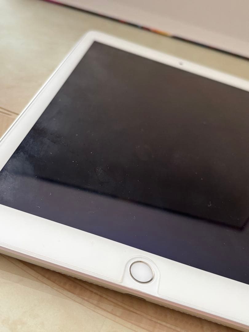 美品　Apple iPad (第6世代) シルバー 32GB 本体