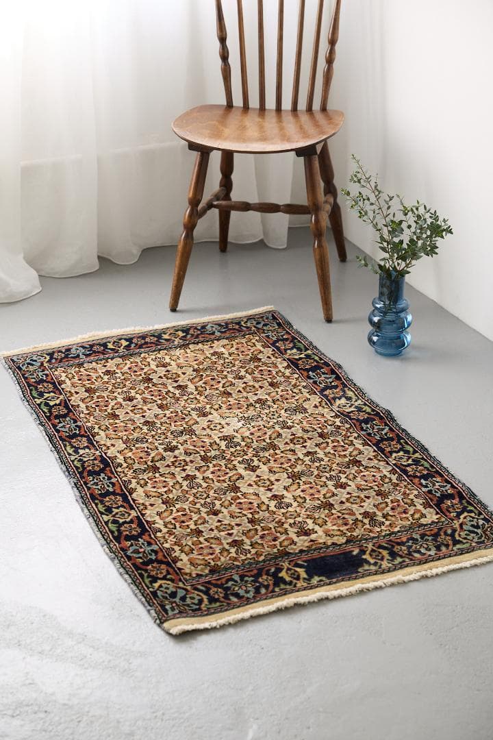 ヴィンテージラグ　トライバルラグ　パキスタン産　（124×71cm）サンド